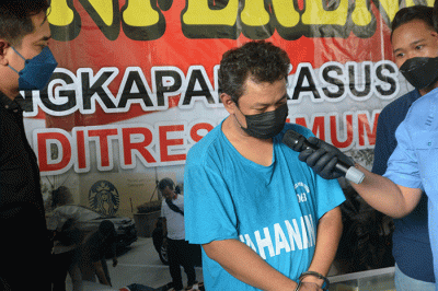Dirreskrimum Polda Jateng Kombes Pol Djuhandani Rahardjo Puro memperlihatkan sejumlah barang bukti kasus penipuan dana haji.