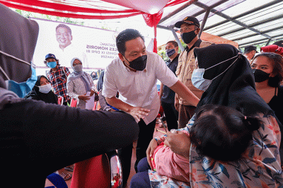 Wakil Ketua Komisi IX DPR RI Charles Honoris saat meninjau vaksinasi booster bagi disabilitas di SLB Negeri 9 Jakarta, Sunter, Jakarta Utara.