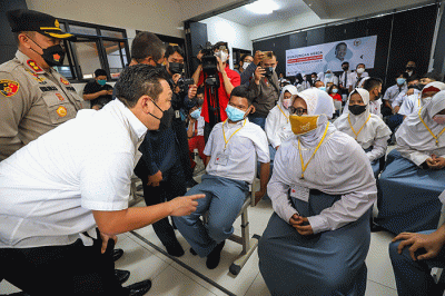 Wakil Ketua Komisi IX DPR RI Charles Honoris saat meninjau vaksinasi booster bagi disabilitas di SLB Negeri 9 Jakarta, Sunter, Jakarta Utara.