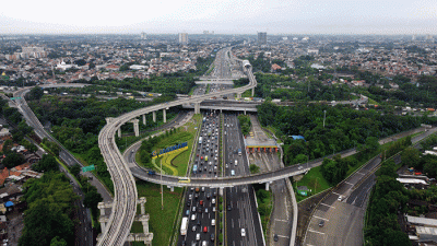Foto udara lalu lintas kendaraan ramai lancar di jalan Tol Jagorawi di kawasan TMII, Jakarta.