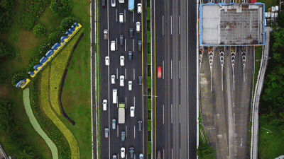 Foto udara lalu lintas kendaraan ramai lancar di jalan Tol Jagorawi di kawasan TMII, Jakarta.