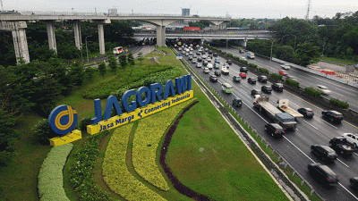 Foto udara lalu lintas kendaraan ramai lancar di jalan Tol Jagorawi di kawasan TMII, Jakarta.