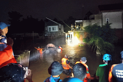 Tim penyelamat gabungan BPBD Kota Malang, TNI, Polri dan relawan berusaha mengevakuasi warga yang terjebak Banjir bandang.