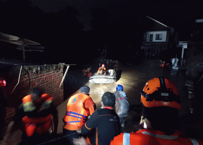 Tim penyelamat gabungan BPBD Kota Malang, TNI, Polri dan relawan berusaha mengevakuasi warga yang terjebak Banjir bandang.