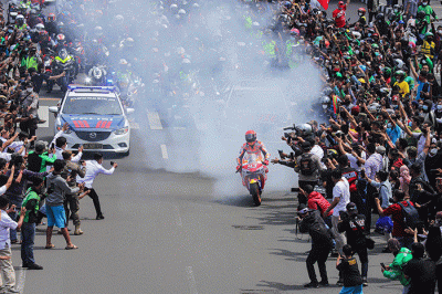 Pembalap MotoGP Marc Márquez melakukan aksi burn out saat parade jelang MogoGP Mandalika di kawasan Sarinah, Thamrin, Jakarta Pusat, Rabu (16/3/2022).