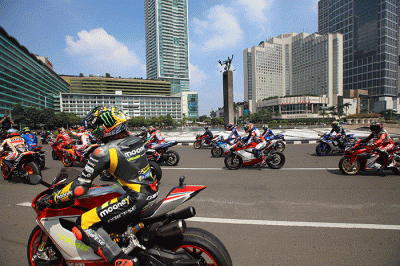 Pembalap MotoGP melakukan parade di kawasan Bundaran HI, Jakarta, Rabu (16/3/2022).