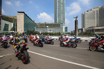 Pembalap MotoGP melakukan parade di kawasan Bundaran HI, Jakarta, Rabu (16/3/2022).