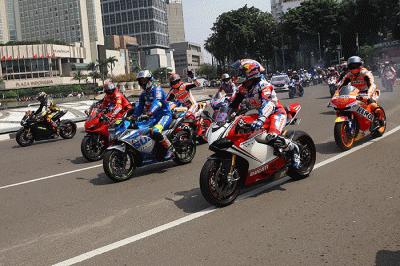 Pembalap MotoGP melakukan parade di kawasan Bundaran HI, Jakarta, Rabu (16/3/2022).