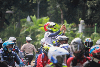 Ratusan pengendara motor yang tergabung dalam komunitas saat menunggu parade bersama pembalap MotoGP di Jalan Merdeka Utara, Jakarta Pusat, Rabu (16/3/2022).