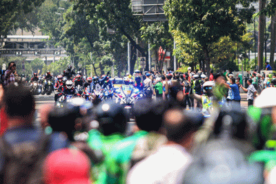 Ratusan pengendara motor yang tergabung dalam komunitas saat menunggu parade bersama pembalap MotoGP di Jalan Merdeka Utara, Jakarta Pusat, Rabu (16/3/2022).
