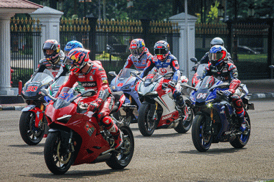 Ratusan pengendara motor yang tergabung dalam komunitas saat menunggu parade bersama pembalap MotoGP di Jalan Merdeka Utara, Jakarta Pusat, Rabu (16/3/2022).