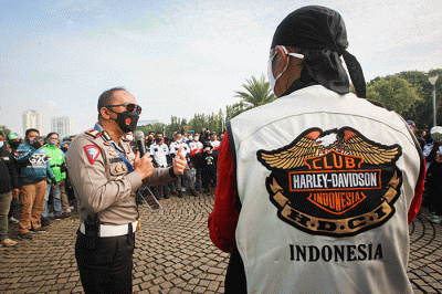 Ratusan pengendara motor yang tergabung dalam komunitas saat menunggu parade bersama pembalap MotoGP di Jalan Merdeka Utara, Jakarta Pusat, Rabu (16/3/2022).