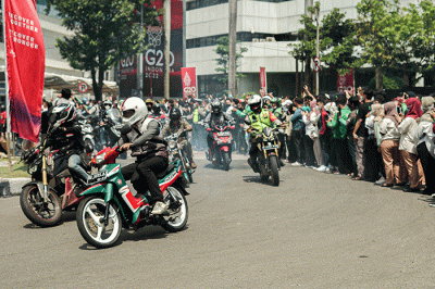 Ratusan pengendara motor yang tergabung dalam komunitas saat menunggu parade bersama pembalap MotoGP di Jalan Merdeka Utara, Jakarta Pusat, Rabu (16/3/2022).