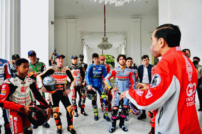 Presiden Joko Widodo memamerkan motor pribadinya di hadapan pembalap MotoGP yang datang ke Istana Merdeka Jakarta, Rabu (16/3/2022).