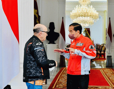 Presiden Joko Widodo memamerkan motor pribadinya di hadapan pembalap MotoGP yang datang ke Istana Merdeka Jakarta, Rabu (16/3/2022).