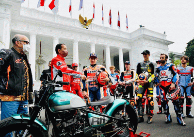 Presiden Joko Widodo memamerkan motor pribadinya di hadapan pembalap MotoGP yang datang ke Istana Merdeka Jakarta, Rabu (16/3/2022).