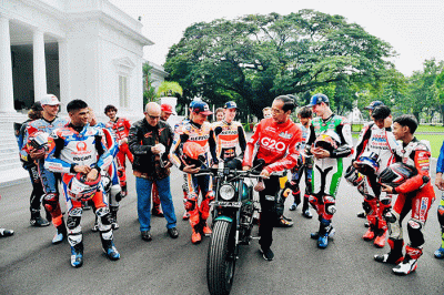 Presiden Joko Widodo memamerkan motor pribadinya di hadapan pembalap MotoGP yang datang ke Istana Merdeka Jakarta, Rabu (16/3/2022).