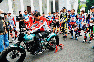 Presiden Joko Widodo memamerkan motor pribadinya di hadapan pembalap MotoGP yang datang ke Istana Merdeka Jakarta, Rabu (16/3/2022).