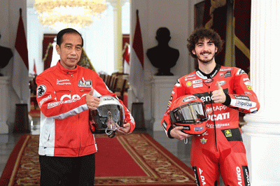 Presiden Joko Widodo memamerkan motor pribadinya di hadapan pembalap MotoGP yang datang ke Istana Merdeka Jakarta, Rabu (16/3/2022).