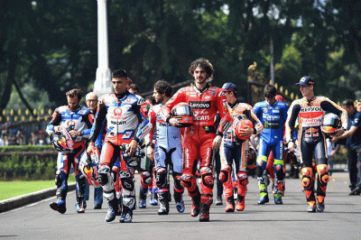 Presiden Joko Widodo memamerkan motor pribadinya di hadapan pembalap MotoGP yang datang ke Istana Merdeka Jakarta, Rabu (16/3/2022).