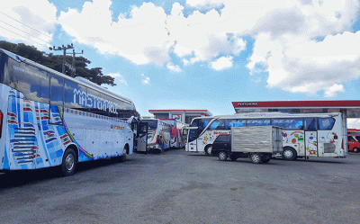 Sejumlah mobil bus dan truk mengantri untuk mendapatkan BBM jenis solar di SPBU Jalan Perintis Kemerdekaan, Makassar.