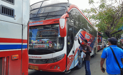 Sejumlah mobil bus dan truk mengantri untuk mendapatkan BBM jenis solar di SPBU Jalan Perintis Kemerdekaan, Makassar.