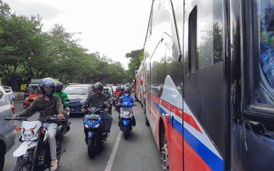 Sejumlah mobil bus dan truk mengantri untuk mendapatkan BBM jenis solar di SPBU Jalan Perintis Kemerdekaan, Makassar.