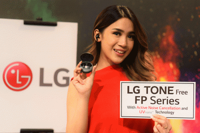 Model menunjukkan LG TONE Free FP8 dan FP5 di Jakarta, Kamis (17/3/2022).