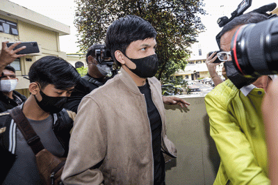 YouTuber Atta Halilintar saat tiba untuk menjalani pemeriksaan di Gedung Bareskrim Polri, Jakarta Selatan, Kamis (17/3/2022).