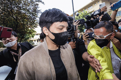 YouTuber Atta Halilintar saat tiba untuk menjalani pemeriksaan di Gedung Bareskrim Polri, Jakarta Selatan, Kamis (17/3/2022).