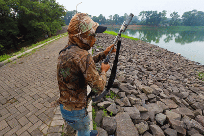 Warga saat memancing ikan dengan cara inovatif menggunakan modifikasi senapan angin di Situ Gintung, Tangerang Selatan, Kamis (17/3/2022).