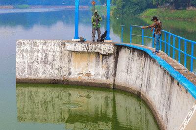 Warga saat memancing ikan dengan cara inovatif menggunakan modifikasi senapan angin di Situ Gintung, Tangerang Selatan, Kamis (17/3/2022).