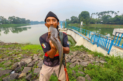 Warga saat memancing ikan dengan cara inovatif menggunakan modifikasi senapan angin di Situ Gintung, Tangerang Selatan, Kamis (17/3/2022).