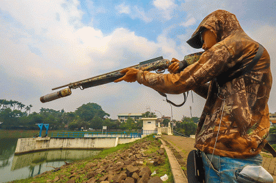 Warga saat memancing ikan dengan cara inovatif menggunakan modifikasi senapan angin di Situ Gintung, Tangerang Selatan, Kamis (17/3/2022).