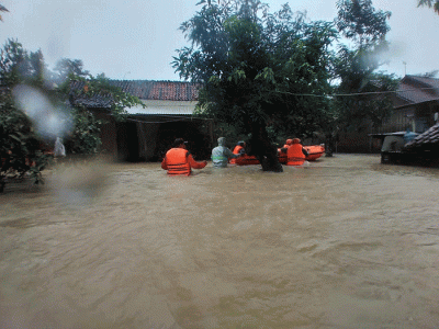 Petugas BPBD Kabupaten Purworejo membantu proses evakuasi warga terdampak banjir menggunakan perahu karet di Kabupaten Purworejo, Jawa Tengah.