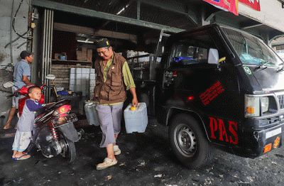 Penjual memasukkan minyak goreng curah ke dalam jerigen di Kawasan Pasar Cipete, Jakarta Selatan, Kamis (17/3/2022).