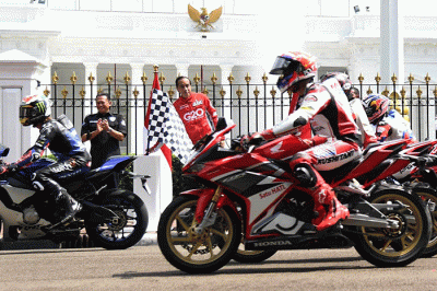 Presiden Joko Widodo melepas para pembalap dunia yang akan berlaga pada ajang MotoGP Mandalika 2022 di halaman depan Istana Merdeka.