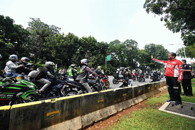 Presiden Joko Widodo melepas para pembalap dunia yang akan berlaga pada ajang MotoGP Mandalika 2022 di halaman depan Istana Merdeka.