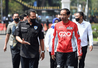 Presiden Joko Widodo melepas para pembalap dunia yang akan berlaga pada ajang MotoGP Mandalika 2022 di halaman depan Istana Merdeka.
