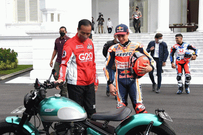 Presiden Joko Widodo melepas para pembalap dunia yang akan berlaga pada ajang MotoGP Mandalika 2022 di halaman depan Istana Merdeka.