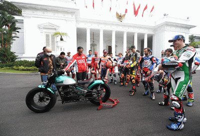 Presiden Joko Widodo melepas para pembalap dunia yang akan berlaga pada ajang MotoGP Mandalika 2022 di halaman depan Istana Merdeka.