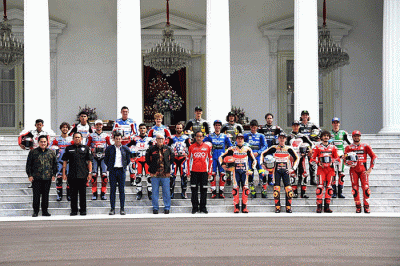 Presiden Joko Widodo melepas para pembalap dunia yang akan berlaga pada ajang MotoGP Mandalika 2022 di halaman depan Istana Merdeka.
