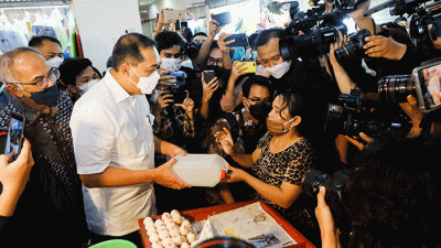 Menteri Perdagangan Muhammad Lutfi mengecek berbagai bahan pokok termasuk minyak goreng di Pasar Senen, Jakarta Pusat, Kamis (17/3/2022).