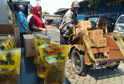 Para pedagang antusias mengikuti operasi minyak goreng murah di Pasar Bulu Semarang, Jawa Tengah, Rabu (16/3/2022).