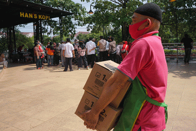 Para pedagang antusias mengikuti operasi minyak goreng murah di Pasar Bulu Semarang, Jawa Tengah, Rabu (16/3/2022).