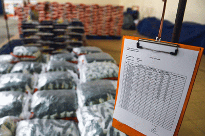 Wakil Wali Kota Palembang Fitrianti Agustinda memantau ketersedian barang pokok dan penting di Gudang Bulog, Palembang, Rabu (16/3/2022).