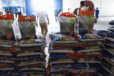 Wakil Wali Kota Palembang Fitrianti Agustinda memantau ketersedian barang pokok dan penting di Gudang Bulog, Palembang, Rabu (16/3/2022).