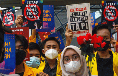 Aksi ini bertepatan dengan sidang perdana kasus pelecehan seksual yang tertutup untuk umum, dan terdakwa mengikuti sidang secara daring.