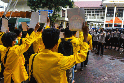 Aksi ini bertepatan dengan sidang perdana kasus pelecehan seksual yang tertutup untuk umum, dan terdakwa mengikuti sidang secara daring.