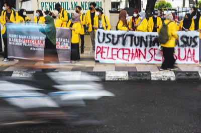 Aksi ini bertepatan dengan sidang perdana kasus pelecehan seksual yang tertutup untuk umum, dan terdakwa mengikuti sidang secara daring.